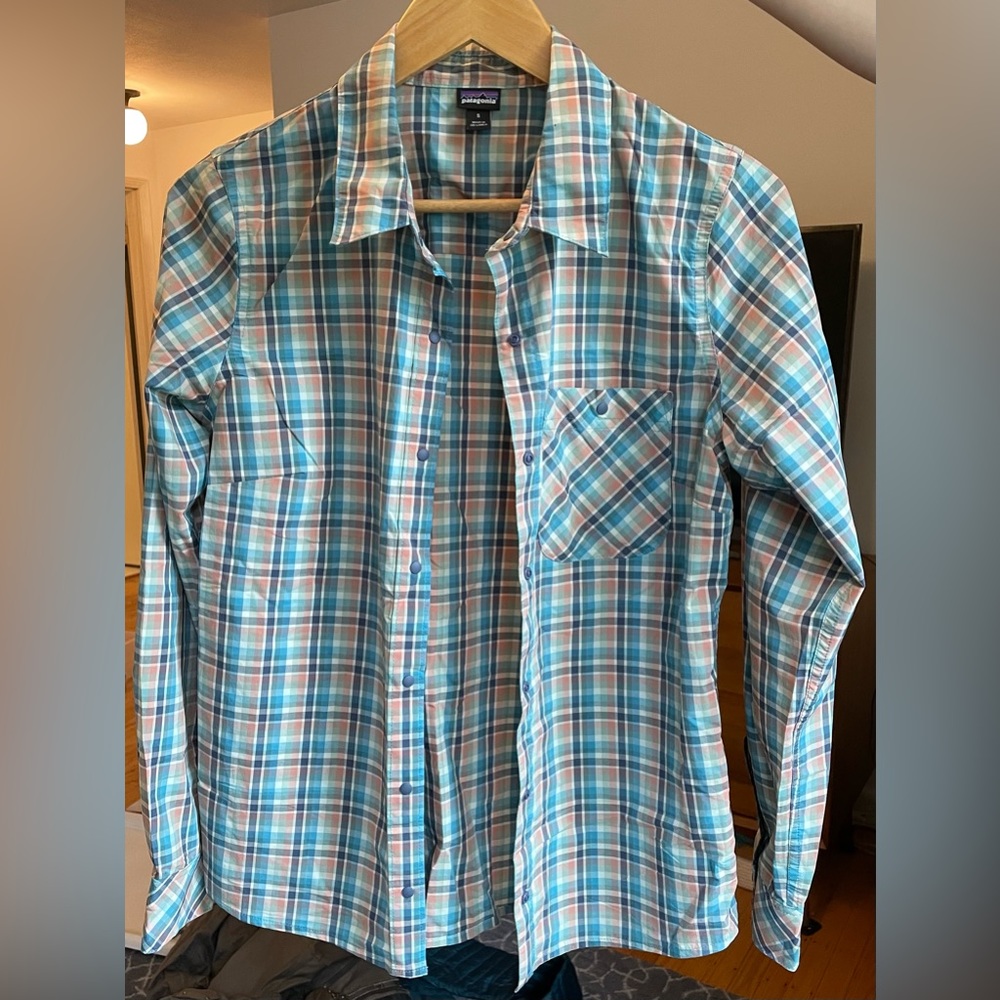 Patagonia light weight button down shirt. NWOT. Size small.
